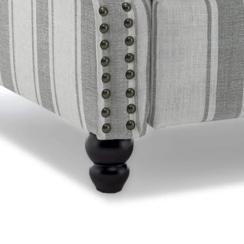 Fauteuil inclinable à dossier basculant, assise rembourrée et cloutée