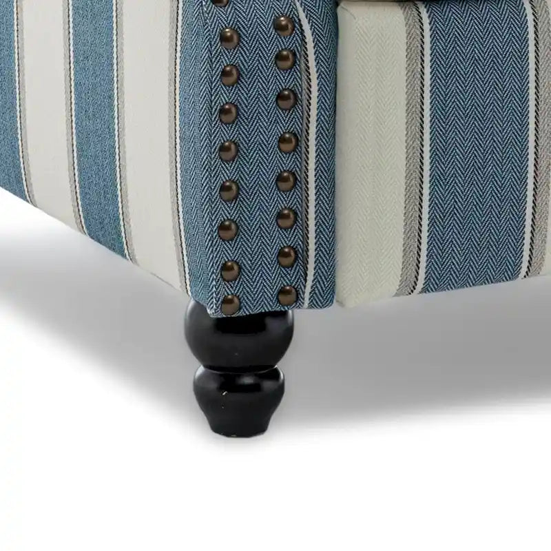 Fauteuil inclinable à dossier basculant, assise rembourrée et cloutée