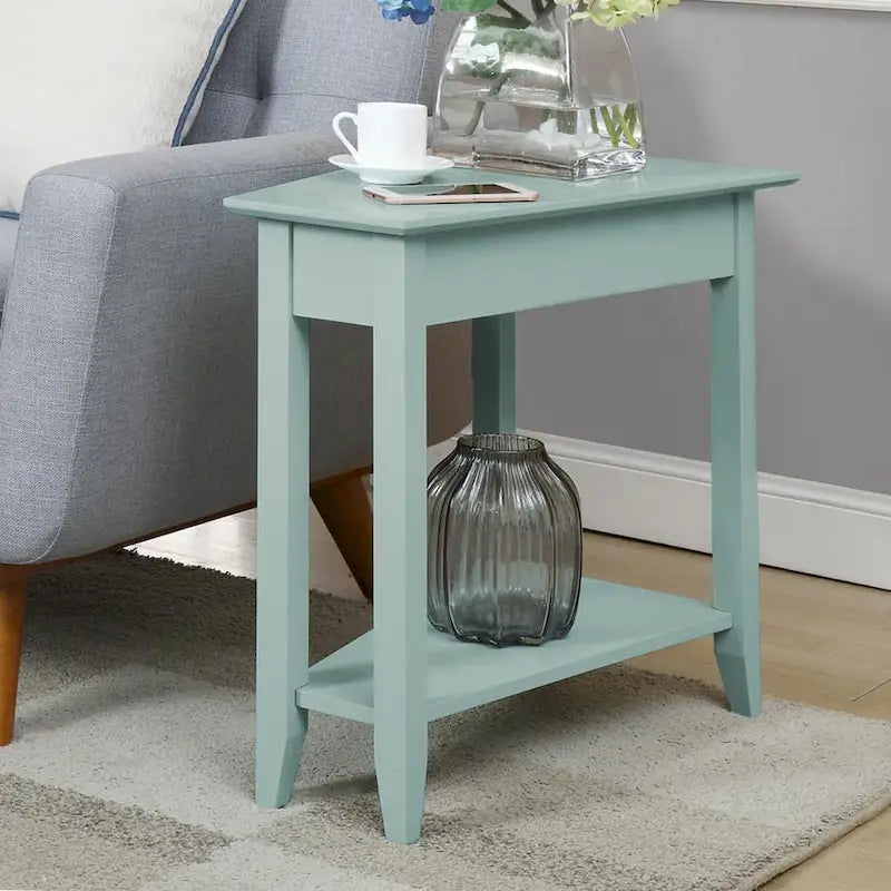 Table d'appoint traditionnelle en forme de coin avec étagères