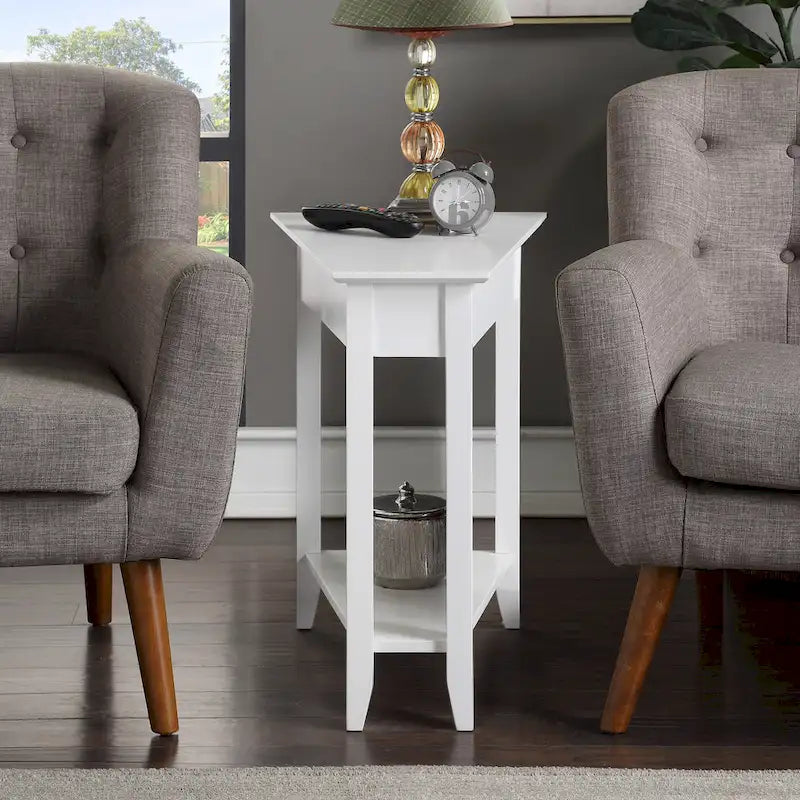 Table d'appoint traditionnelle en forme de coin avec étagères