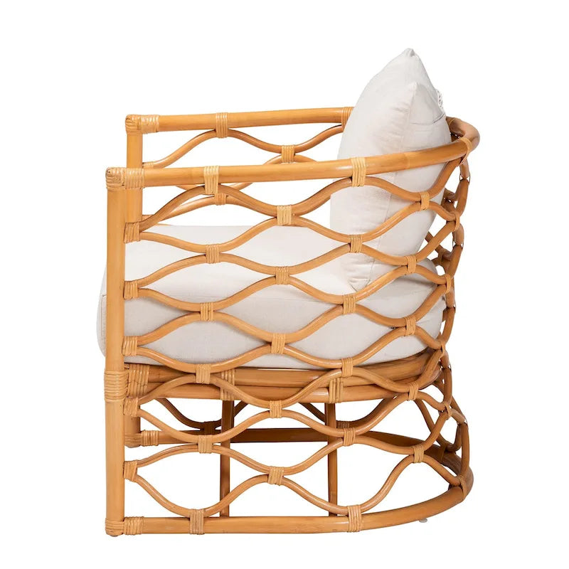 Fauteuil en rotin couleur miel clair bohème