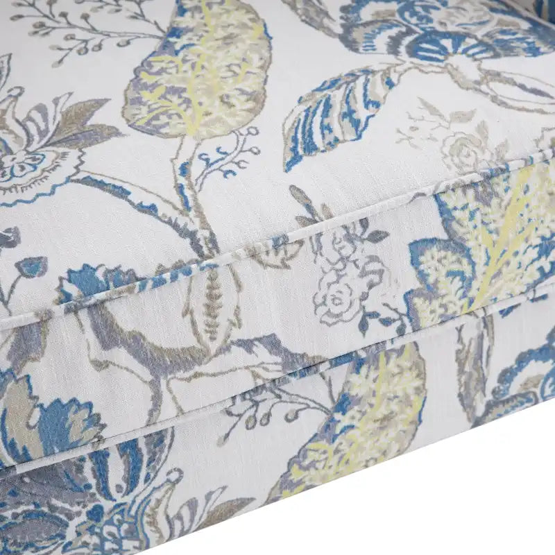 Deux fauteuils décoratifs à pieds inclinés