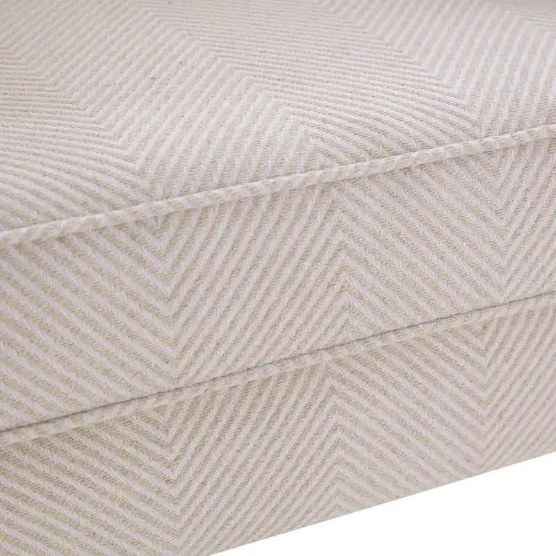 Deux fauteuils décoratifs à pieds inclinés